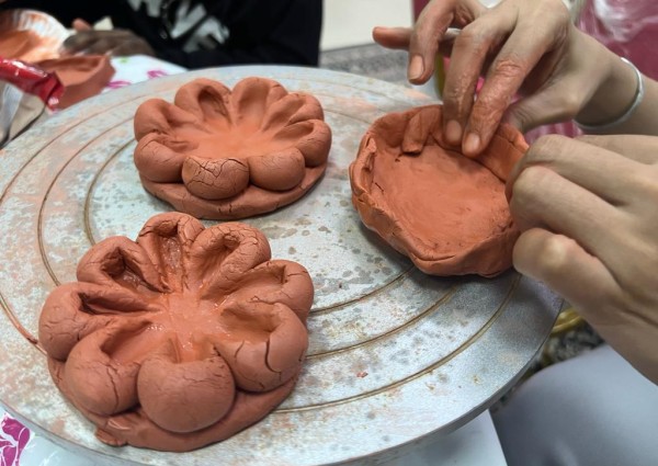 فريق بيش ارت  ينفذ برنامج (اعمال الفخار) لنزيلات دار رعاية الفتيات بمنطقة جازان.