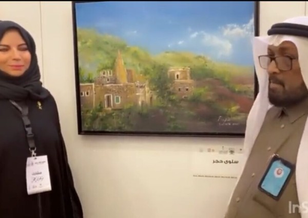 الفنانة التشكيلية “سلوى حجر” تعرض لوحتها التي تشارك بها في معرض ألوان عسير وتكشف لـ”الشمال” تفاصيلها