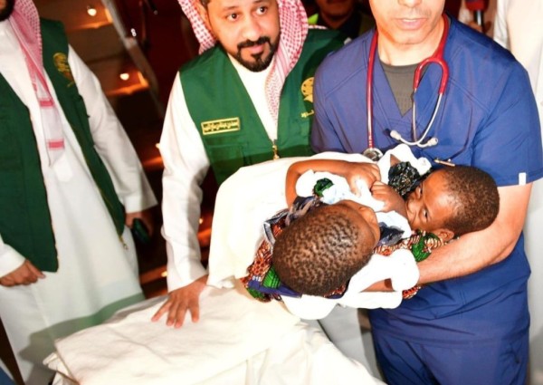 إنفاذًا لتوجيهات خادم الحرمين الشريفين وسمو ولي العهد .. وصول التوأم السيامي التنزاني “حسن وحسين” إلى الرياض