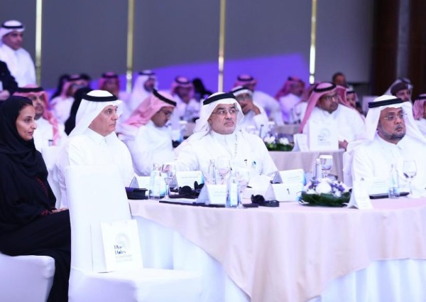 وزير البيئة والمياه والزراعة يعلن عن اكتشاف “الثقوب الزرقاء” في البحر الأحمر ويطلق برنامجًا لدراستها وحمايتها