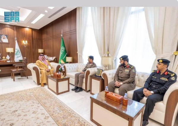 سمو الأمير عبدالعزيز بن سعد ‏يستقبل مدير شرطة حائل ومدير ‏أمن الطرق ومدير الدوريات الأمنية بالمنطقة ‏المعينين حديثاً‏ ‏