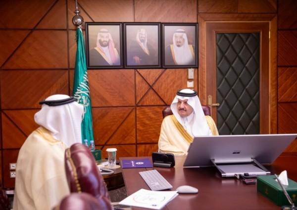 أمير الشرقية يطلع على أعمال جائزة الأميرة صيتة بنت عبدالعزيز
