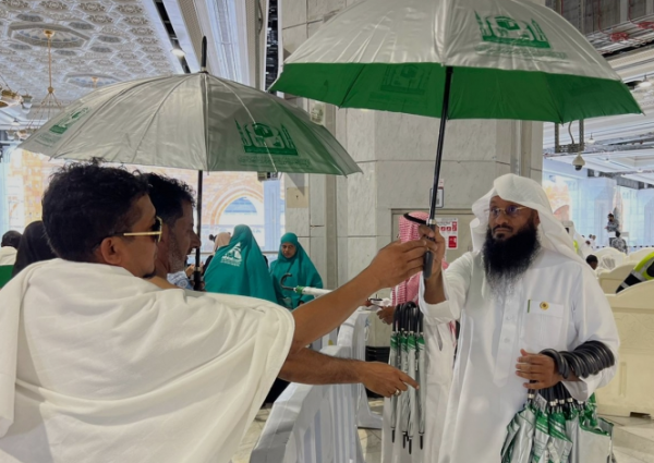وكالة المسجد الحرام المساعدة للشؤون الاجتماعية توزع (10) آلاف مظلة