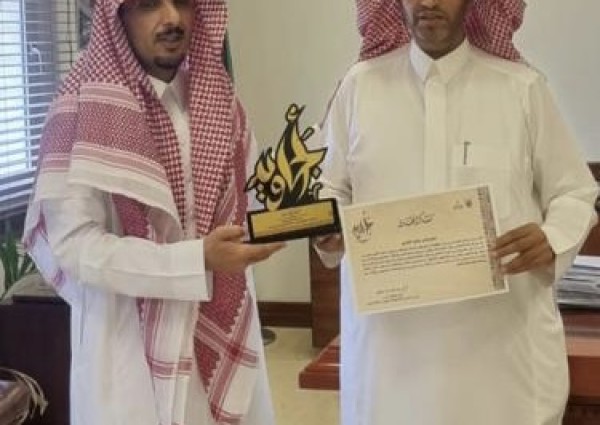 محافظ بلقرن يُسلم «مشيخص بن سعد القرني» شهادة شكر وتقدير من أمير منطقة عسير