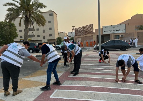 بلدية القطيف: إطلاق مبادرة العودة للمدارس تهدف الى دهان مطبات عبور المشاة ومسح الكتابات المشوهة بالقطيف بمشاركة المتطوعين