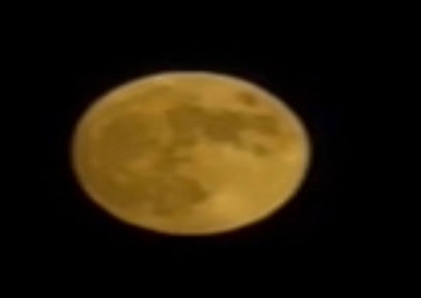 ظهور القمر العملاق: ظاهرة فلكية رائعة تحدث غداً في السماء