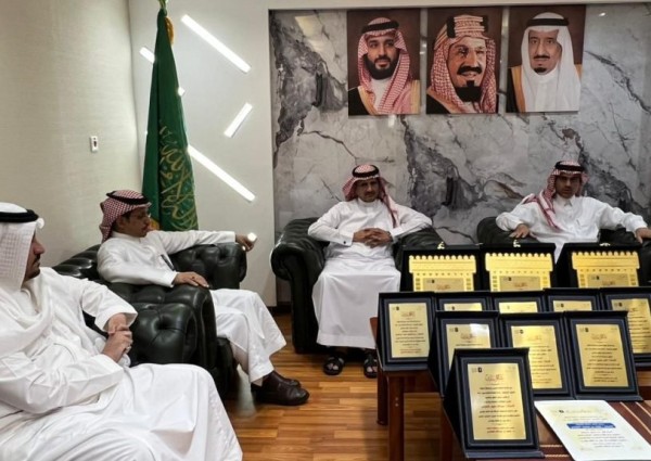 مدير تعليم الطائف يكرم رؤساء اللجان العاملة في مشروع تحدي القراءة العربي