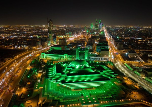 “الداخلية” تكتسي اللون الأخضر ابتهاجاً باليوم الوطني الـ93 للمملكة