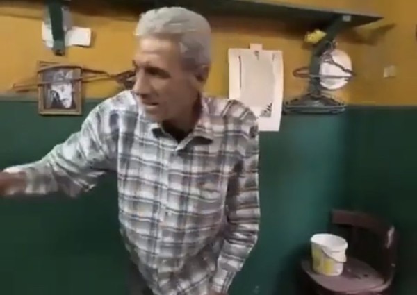 “اشتهر برش الماء من فمه” .. شاهد: صاحب أقدم محل  كي ملابس في مصر بمكواة عجيبة!