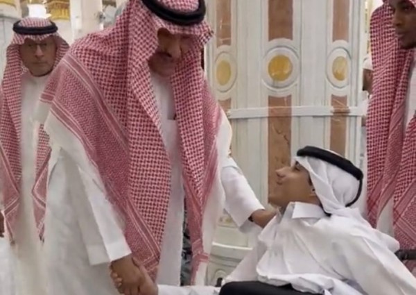 “أنت في بلدك”.. الأمير سلطان بن سلمان يتكفل بعمرة شاب من ذوي الاحتياجات الخاصة.. شاهد ردة فعل الأخير