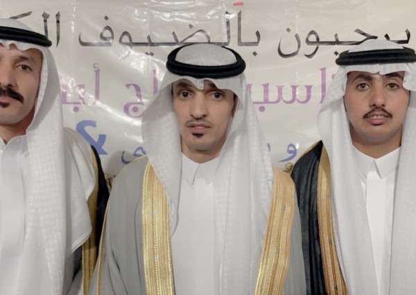 وسط جمع غفير من الأهالي .. “علي بن معيض القلادي” و “مفلح بن معيض القلادي” يحتفلان بزواج أبنائهم في قصر التاج للأحتفالات بالحليفة السفلى