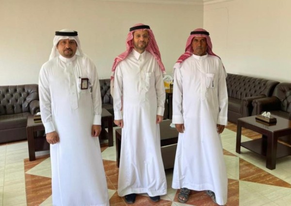 حظى بإلتفاته مهمة وإنسانية .. محافظ النبهانية يستقبل والد الطفل جبريل المظيبري الذي يرقد في مستشفى النبهانية العام