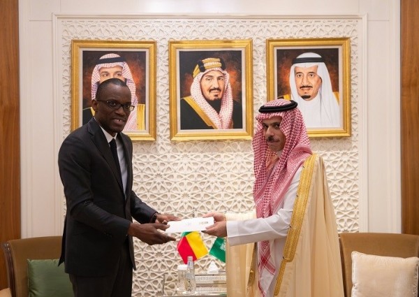 خادم الحرمين الشريفين يتلقى رسالة خطية من رئيس جمهورية بنين