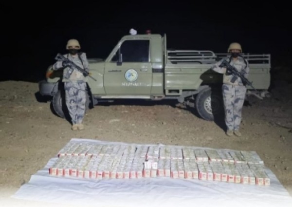حرس الحدود بعسير يقبض على مخالفين لنظام أمن الحدود لمحاولتهما تهريب 30,000 قرص خاضع لتنظيم التداول الطبي