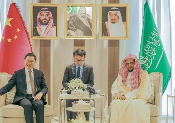 النائب العام يلتقي نظيره الصيني