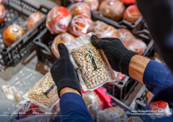 الزكاة والضريبة والجمارك” في ميناء ضباء تُحبط محاولة تهريب أكثر من 932 ألف حبة كبتاجون مُخبأة في إرسالية “رمان”