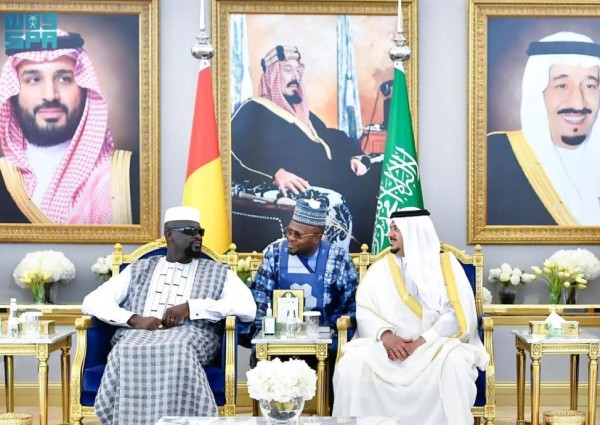نائب أمير الرياض الأمير محمد بن عبدالرحمن وسفير خادم الحرمين بـ”غينيا” الدكتور فهاد عيد الرشيدي يستقبلون رئيس غينيا في مطار الملك خالد الدولي