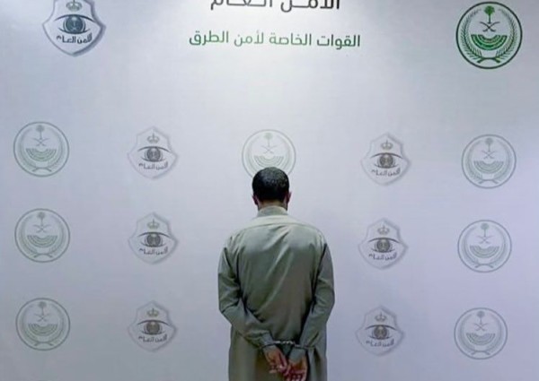 القوة الخاصة لأمن الطرق بمنطقة الجوف تقبض على شخص لترويجه مادة الإمفيتامين المخدر