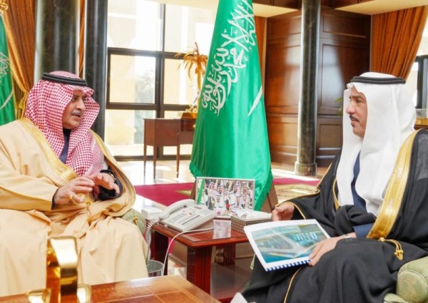 أمير تبوك يتسلم التقرير السنوي لإنجازات وأعمال فرع وزارة التجارة بالمنطقة