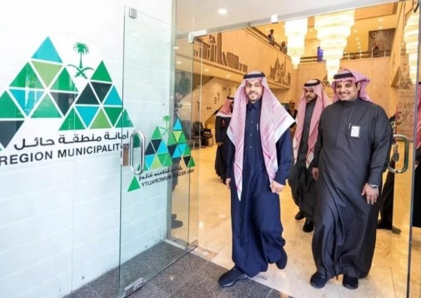 مستعرضًا القنوات الاتصالية لأمانة المنطقة وبرامجها.. نائب أمير حائل يطلع على «مركز ازدهار المدن»