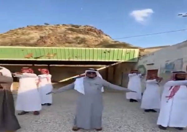 “بكى متأثراً ” .. شاهد: معلم تربية بدنية وهو يُعيد تمارين الصباح مع مجموعة من طلابه بعد مرور سنوات عديدة