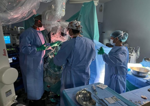 مستشفى قوى الأمن بالرياض يستأصل ورمًا من مخ مريضة مستيقظة