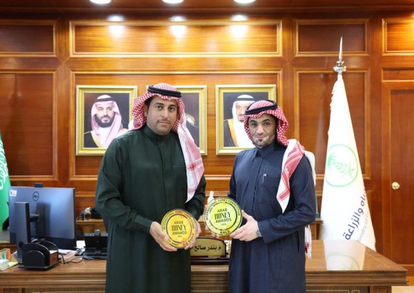 مدير فرع البيئة بالشمالية يستقبل النحال الحازمي