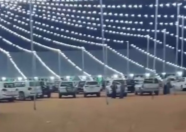 بالفيديو: مواطن يوثق مقطع تكدس سيارات معازيم في حفل رجل الأعمال “فهد بن شريد أبو خشيم الشاطري المطيري”