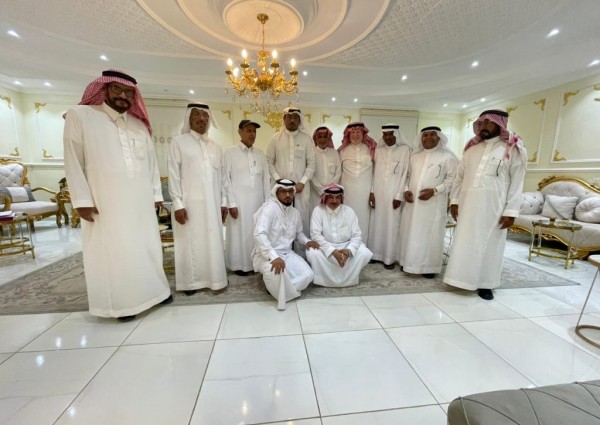 تأكيداً للحمة والتقدير المتبادل.. وفد كبير من الإعلاميين والأدباء والمثقفين يزور الإعلامي «علي الجبيلي» في منزله