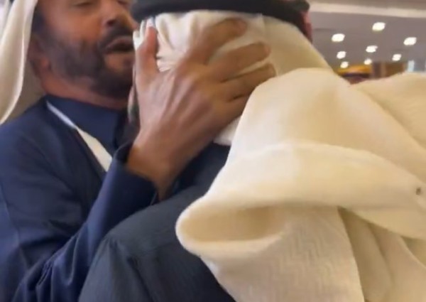 شاهد.. ردة فعل الفائز بالمركز الأول في مهرجان الملك عبدالعزيز للإبل مع صاحب المركز الثاني