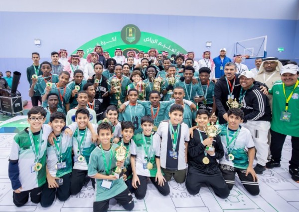 د.الزارع يتوج مكاتب التعليم الفائزة ببطولة “تعليم الرياض” لكرة القدم الصالات