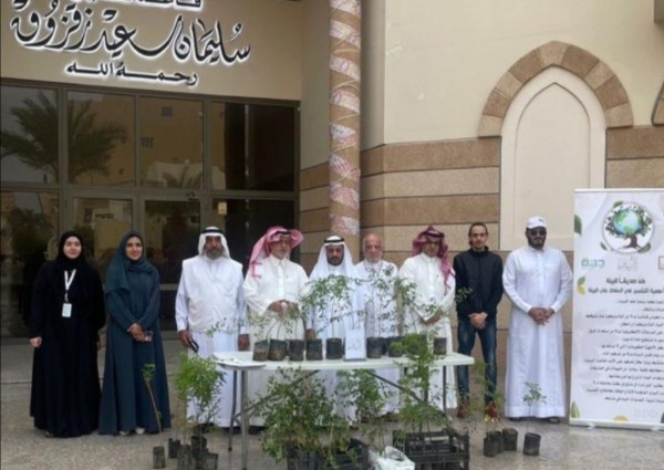 “بر جدة” تبدأ توزيع شتلات السدر والمورينجا بمركز حي النهضة لتعزيز الوعي البيئي