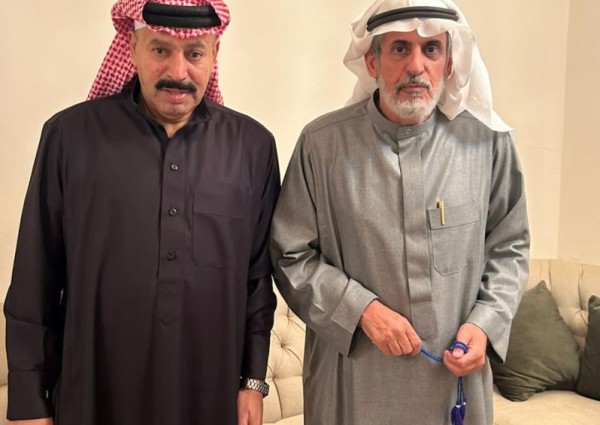 الباحث مبارك الزبني يزور الفنان خالد السلامة في ديوانه الخاص بحائل للاطمئنان على صحته