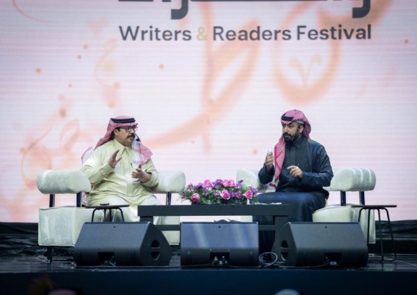 على بن حمري وسعيد بن مانع يتوهجان بختام الأمسيات الشعرية لمهرجان الكُتّاب والقُرّاء