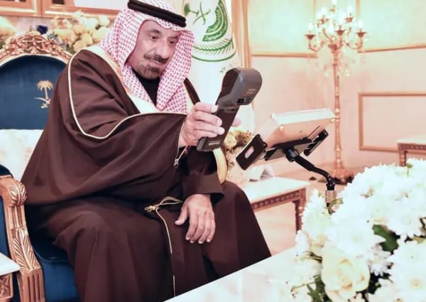 أمير نجران يُدشّن خدمة “منافذ” لمستفيدي لجنة “تراحم”