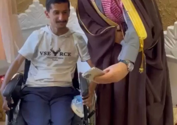 سمو الأمير ⁧‫فيصل بن خالد بن سلطان‬⁩ يزور مواطن برفحاء أصيب بشلل رباعي جراء حادث مروري ويوجه بعلاجه