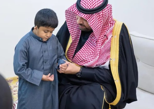 الأمير فيصل بن خالد بن سلطان يزور المواطن الحازمي ويطمئن على حالة أبنائه من ذوي الإعاقة