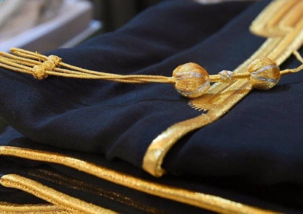 رسميا.. إلزام أمراء المناطق ونوابهم والوزراء ورؤساء الأجهزة المستقلة بـ”إرتداء البشت” أثناء الدخول لمقرات العمل والخروج منها