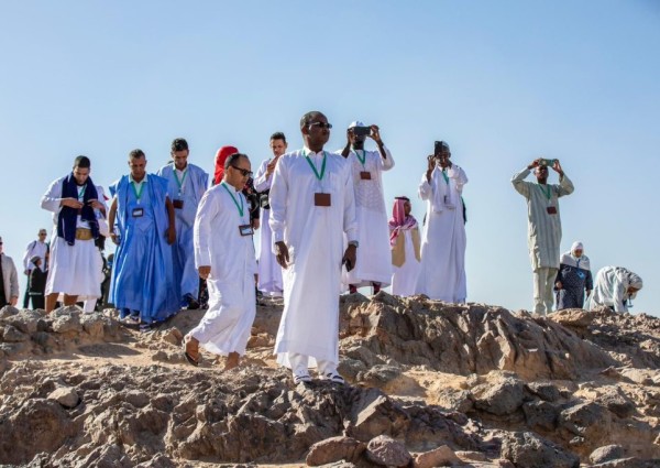 ضيوف برنامج خادم الحرمين الشريفين يزورون جبل أحد ومقبرة الشهداء ويصلون في مسجد قباء