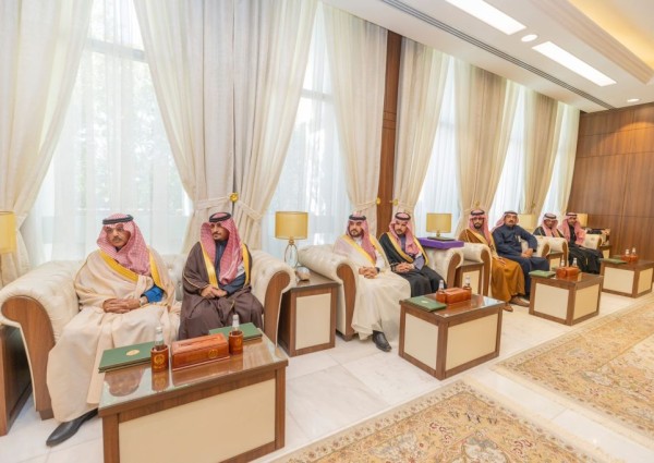 الأمير عبدالعزيز بن سعد يكرم شركاء النجاح والرعاة لموسم سباقات ميدان الفروسية بحائل