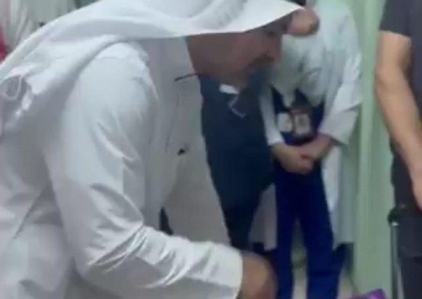 “وش تدّورون هنا”.. شاهد.. حوار عفوي بين وزير الصحة ومسن بأحد مستشفيات المدينة المنورة