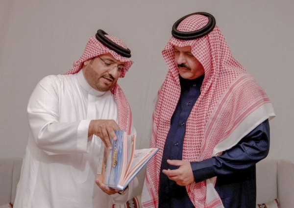 أمير منطقة حائل يتسلم التقرير الإعلامي الختامي لرالي حائل تويوتا الدولي في عامه الـ19