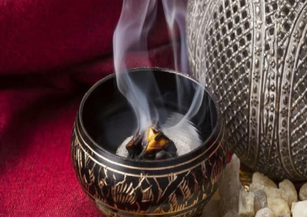 استشاري يحذر من التأثيرات السلبية للبخور على صحة الإنسان