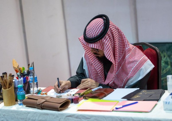 الفن التشكيلي يستقطب زوار مهرجان الكمأة في محافظة طريف