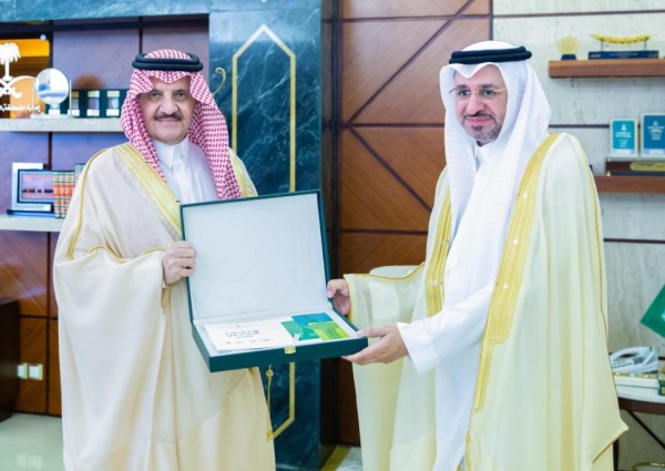 أمير الشرقية يستقبل مدير فرع مركز الملك عبدالعزيز للتواصل الحضاري بالمنطقة
