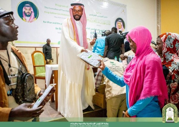 وزارة الشؤون الإسلامية تدشن برنامج خادم الحرمين الشريفين لتفطير الصائمين وتوزيع التمور في السنغال