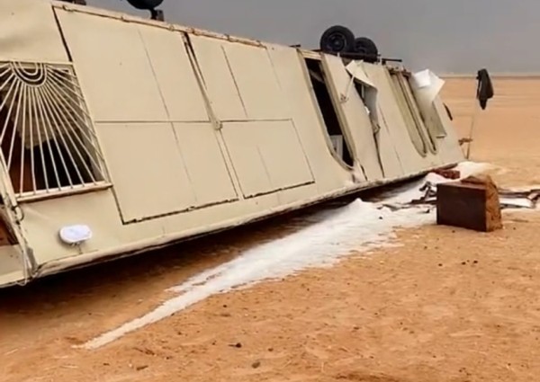 شاهد: مشهور سناب “سلطان الجالوق” يوثق فيديو لـ”كرفان” تطاير في البر بسبب بردية شرق عسيلة بـ”الدوادمي”