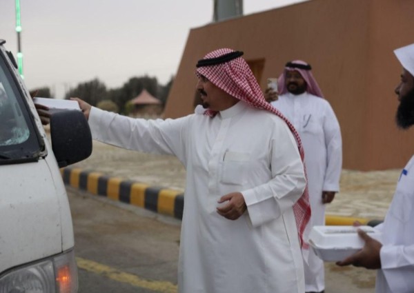 محافظ وادي الدواسر يشارك فريق مبادرة التطوعي بالشرافاء وتوزيع وجبات إفطار الصائم على المسافرين ومرتادي الطريق