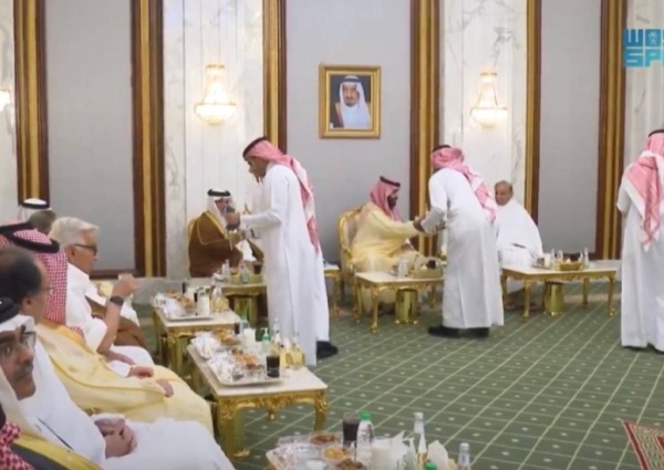 وفي موقف بروتوكولي ملكي عالي المستوى.. شاهد: سمو ولي العهد يرفض أخذ فنجال القهوة قبل ضيفه رئيس الوزراء الباكستاني