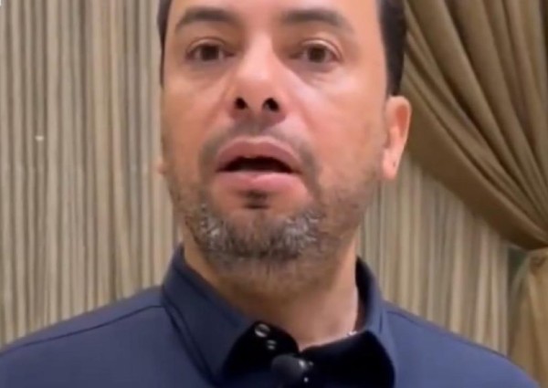 “أصبح الداعم الأول والسند والأب لهم” .. بالفيديو: معلم مصري يُسخر وقته ومجهوده لتعليم أيتام منطقة “حائل” مجانًا